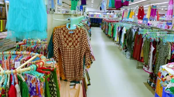Chennai, indien - 05. april 2019: schönes luxus-bekleidungsgeschäft und einkaufszentrum-interieur, — Stockvideo