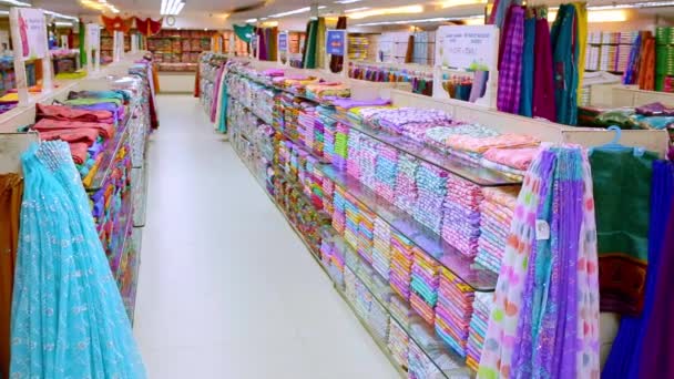 印度钦奈-2019年4月5日: 美丽的豪华服装店和购物中心内部, 儿童店内部。超市商店 (服装区)) — 图库视频影像