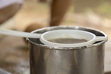 Bulanık arkaplanda kabı olan yakın çekim süzgeci