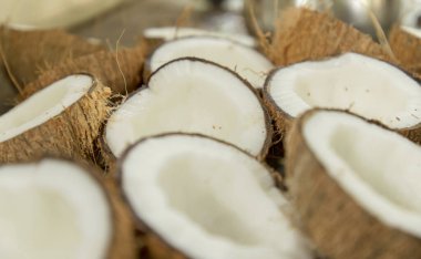 Birçok hindistan cevizi organik çiftlikte ikiye bölünmüş. Hindistan 'da bir sürü taze hindistan cevizi var..