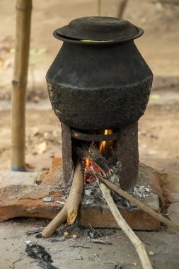 Eski pişirme tenceresi sobası şömine odununu kullanırmış. Büyük metal kazan, açık mutfak evinde su kaynatmak için kullanılıyor ve buharı bol..