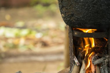 Köylüler sabahları kamp için odun yakarak yemek pişiriyor..