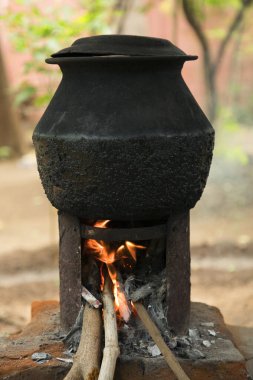 Kırsal bir köyde açık bir ateşin üzerinde bir tencere su kaynatılıyor..