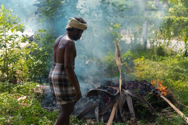 Chennai, Hindistan - 28 Ağustos 2019: Çiftçi şenlik ateşi, açık havada şenlik ateşi, tarım ve şenlik ateşi kavramında yeşil atıkları yaktı