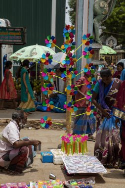 Chennai, Hindistan - 23 Ağustos 2019: Hint Tapınağı Festivali sırasında Renkli Plastik Yel Değirmeni tedarikçisi.