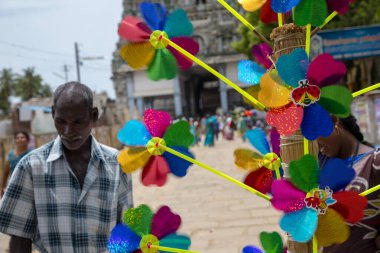 Chennai, Hindistan - 23 Ağustos 2019: Hindistan tapınağında bir satıcı tarafından sergilenen kağıt fırıldak