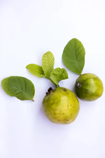 Beyaz arkaplanda guava (tropikal meyve) — Stok fotoğraf