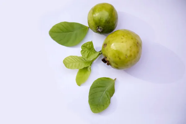 흰색 배경에 고립 된 잎 구아바 과일. — 스톡 사진