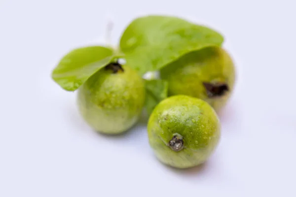 Frische Guave mit Blatt isoliert auf weißem Hintergrund. — Stockfoto