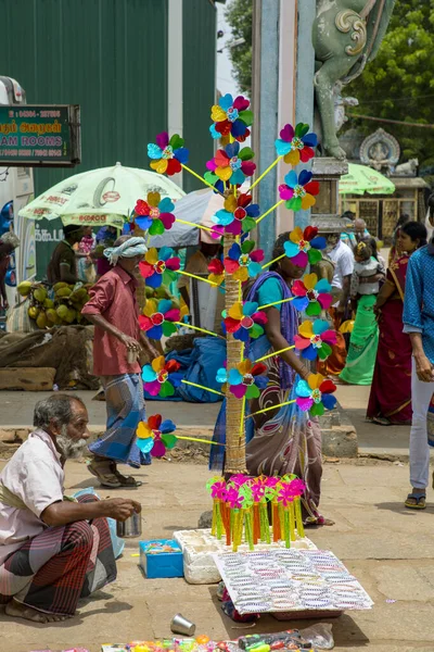 CHENNAI, INDIA - 23 agosto 2019: Venditore di mulini a vento colorati in plastica durante il Festival del Tempio Indiano . — Foto Stock