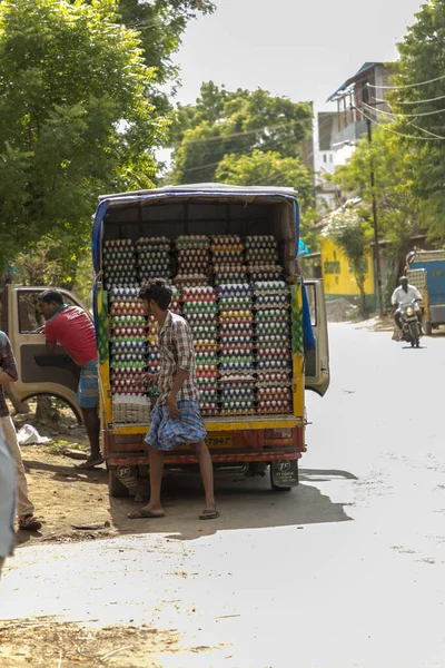 Chennai, India - 17 augustus 2019: Eierwinkel in lokale markt te koop eieren aan klanten. — Stockfoto