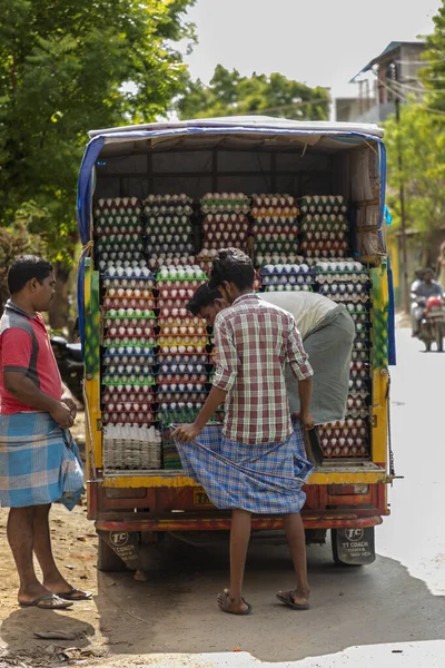 CHENNAI, INDIA - August 17, 2019: People deliver eggs to the local store — Stock Photo, Image