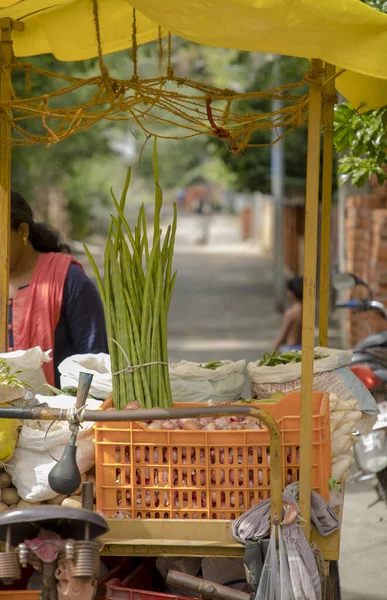 Closeup view of Mobile vendors selling vegetable's onion, potato and drumstick — Stock Photo, Image