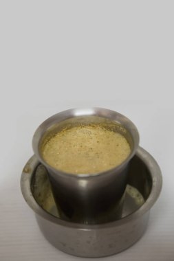 Beyaz arkaplanda Hint filtresi kahve