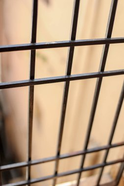 Binanın önündeki paslı çelik balkondan bak..