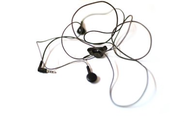 Beyaz arkaplanda siyah kulaklıkların yakın plan görüntüsü