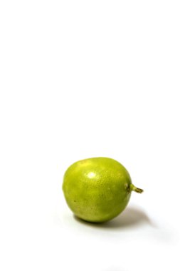 beyaz zemin üzerine yeşil limon,