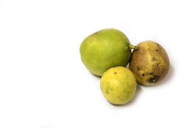 Beyaz arka planda çirkin limonun yakın plan görüntüsü