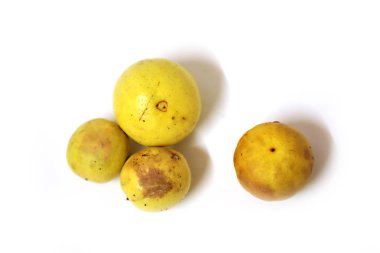 Beyaz arka planda bozuk limonlu taze limon.