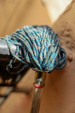 Güneşte kuruyup yerleri temizleyecek paspaslar..