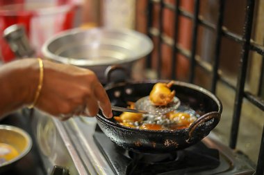 Mutfakta Bekleyen Kadın Kaşık Hazırlıyor aperatifler, Kızarmış soğan Bhajis