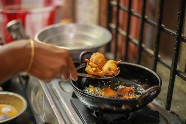 Mutfakta Bekleyen Kadın Kaşık Hazırlıyor aperatifler, Kızarmış soğan Bhajis