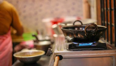 kadın mutfakta aperatifler yapma