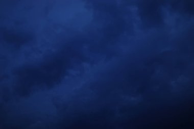 Koyu mavi bulut beyaz açık gökyüzü arkaplanı ve gece yarısı vakti