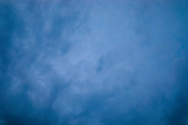 Bulutlu, koyu mavi bir gökyüzü.