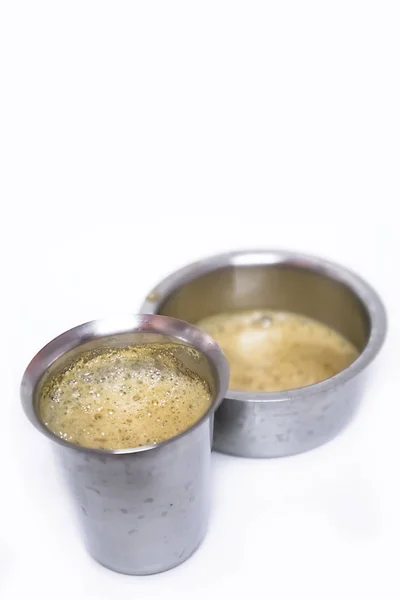 Південно - індійська кава, яку подають у сталевих склянках білого кольору з простором для тексту. — стокове фото