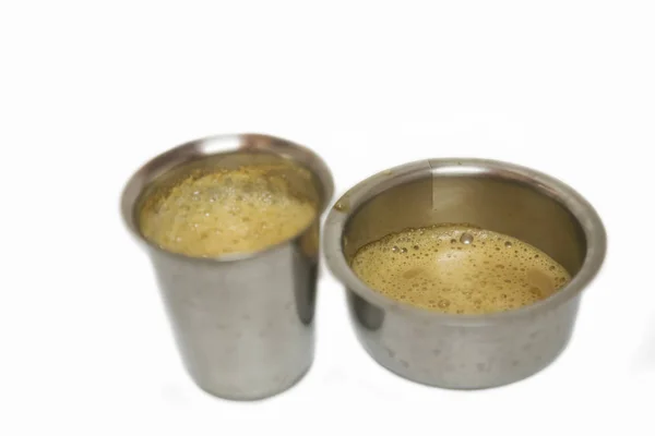 Café filtre indien est célèbre café en tasse en acier . — Photo