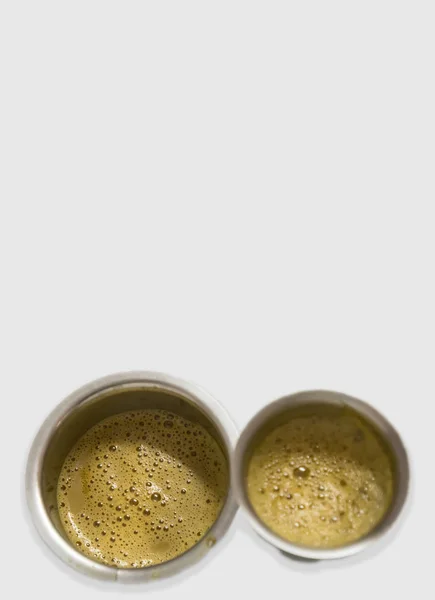 Çelik bardaklarda servis edilen Güney Hindistan kahvesi - beyaz arka plan ve metin için alan — Stok fotoğraf
