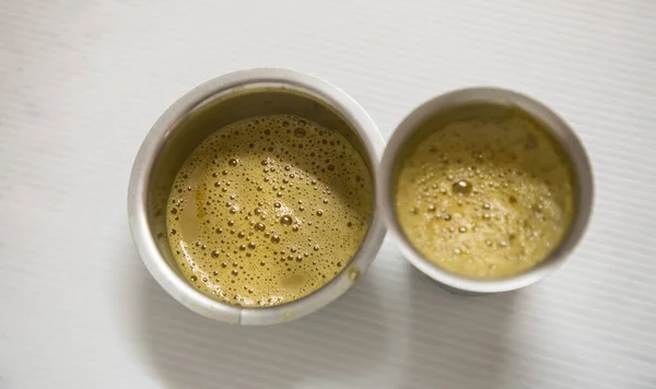 Indyjski filtr kawa jest słynna kawa w filiżance stali. — Zdjęcie stockowe