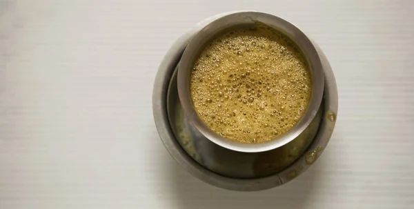 인도 필터 커피는 강철 컵으로 유명 한 커피이다. — 스톡 사진