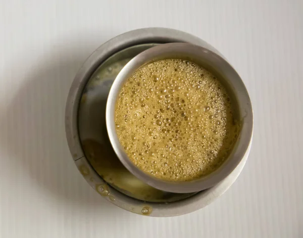 Indyjski filtr kawa jest słynna kawa w filiżance stali. — Zdjęcie stockowe