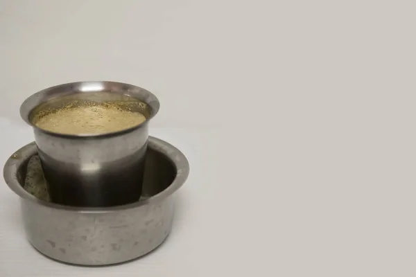 Индийский фильтр кофе знаменитый кофе в стальной чашке . — стоковое фото