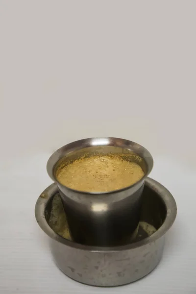 Південноіндійський фільтр кави на білому тлі — стокове фото