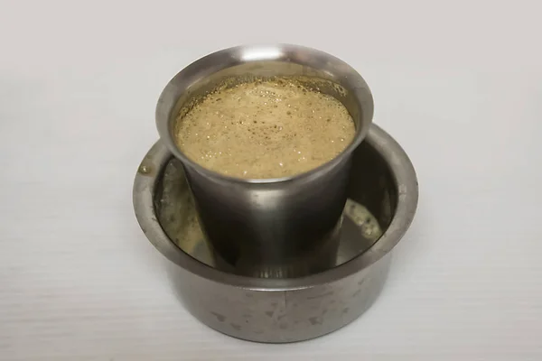 Південноіндійський фільтр кави на білому тлі — стокове фото