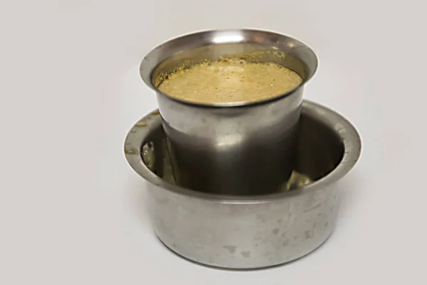 Hint filtresi kahvesi çelik bardakta ünlü bir kahvedir.. — Stok fotoğraf