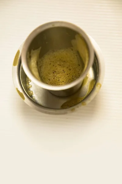 Порожня скляна чашка кави, Південно-Індійський фільтр - відома кава зі сталевою чашечкою з простором для тексту. — стокове фото