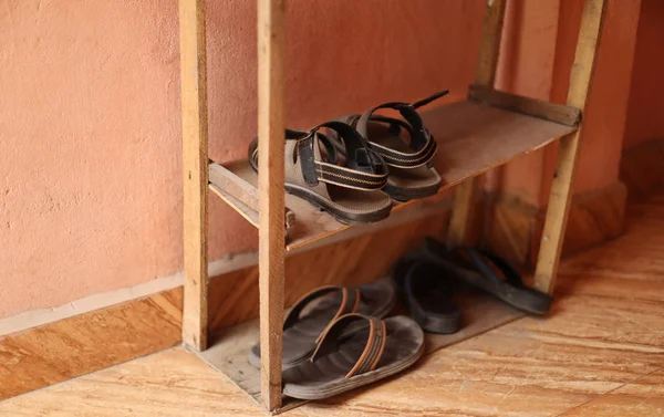 Zapatilla de cuero viejo soporte en estante de madera —  Fotos de Stock