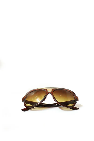 Летние солнцезащитные очки с черной пластиковой рамкой на белом фоне — стоковое фото