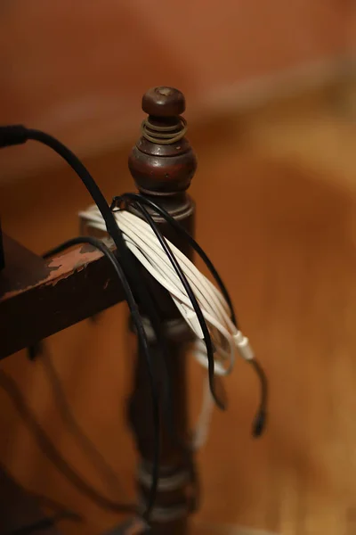 Smartphone kabel eller trasig telefon kabel hänger på skrivbordet — Stockfoto