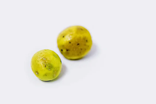 Nahaufnahme von hässlicher Zitrone auf weißem Hintergrund — Stockfoto