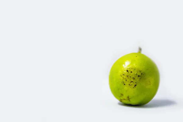 Limão verde sobre um fundo branco, limão com molde isolado no fundo branco — Fotografia de Stock