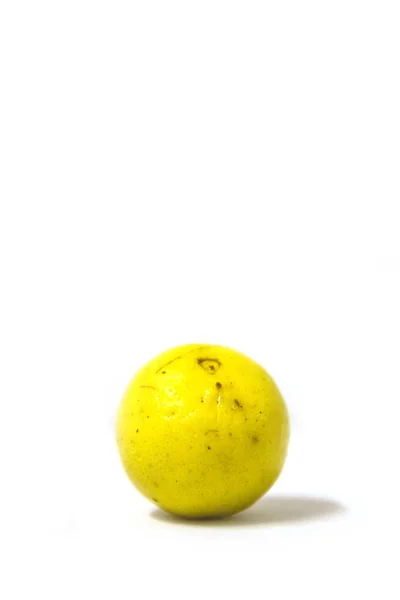 在白色背景上的丑陋柠檬特写 — 图库照片