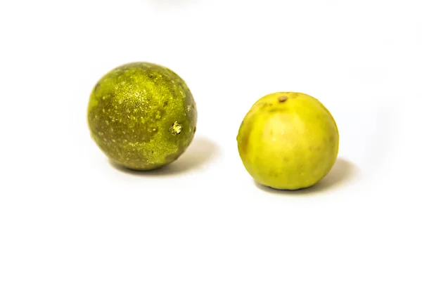 Lemon segar dan hijau dengan lemon tercemar pada latar belakang putih, Lemon dengan cetakan terisolasi pada latar belakang putih — Stok Foto