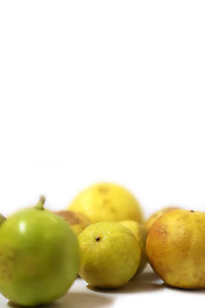 Beyaz arka planda lekeli limon ile taze ve yeşil limon — Stok fotoğraf