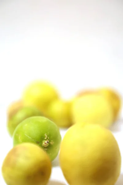 하얀 배경에 썩은 레몬을 곁들인 싱싱 하고 푸른 레몬 — 스톡 사진