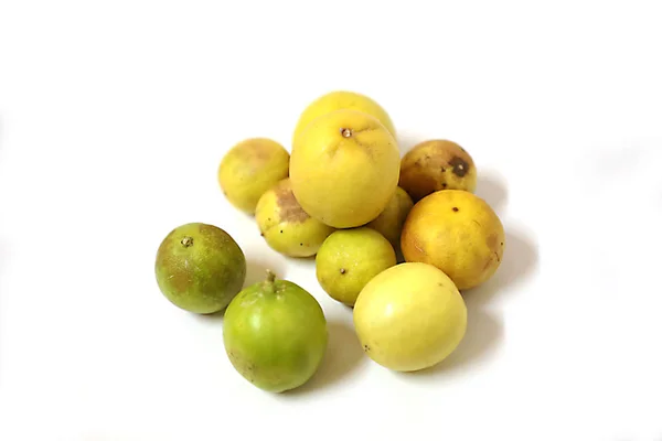 Frische und grüne Zitrone mit verunreinigter Zitrone auf weißem Hintergrund — Stockfoto